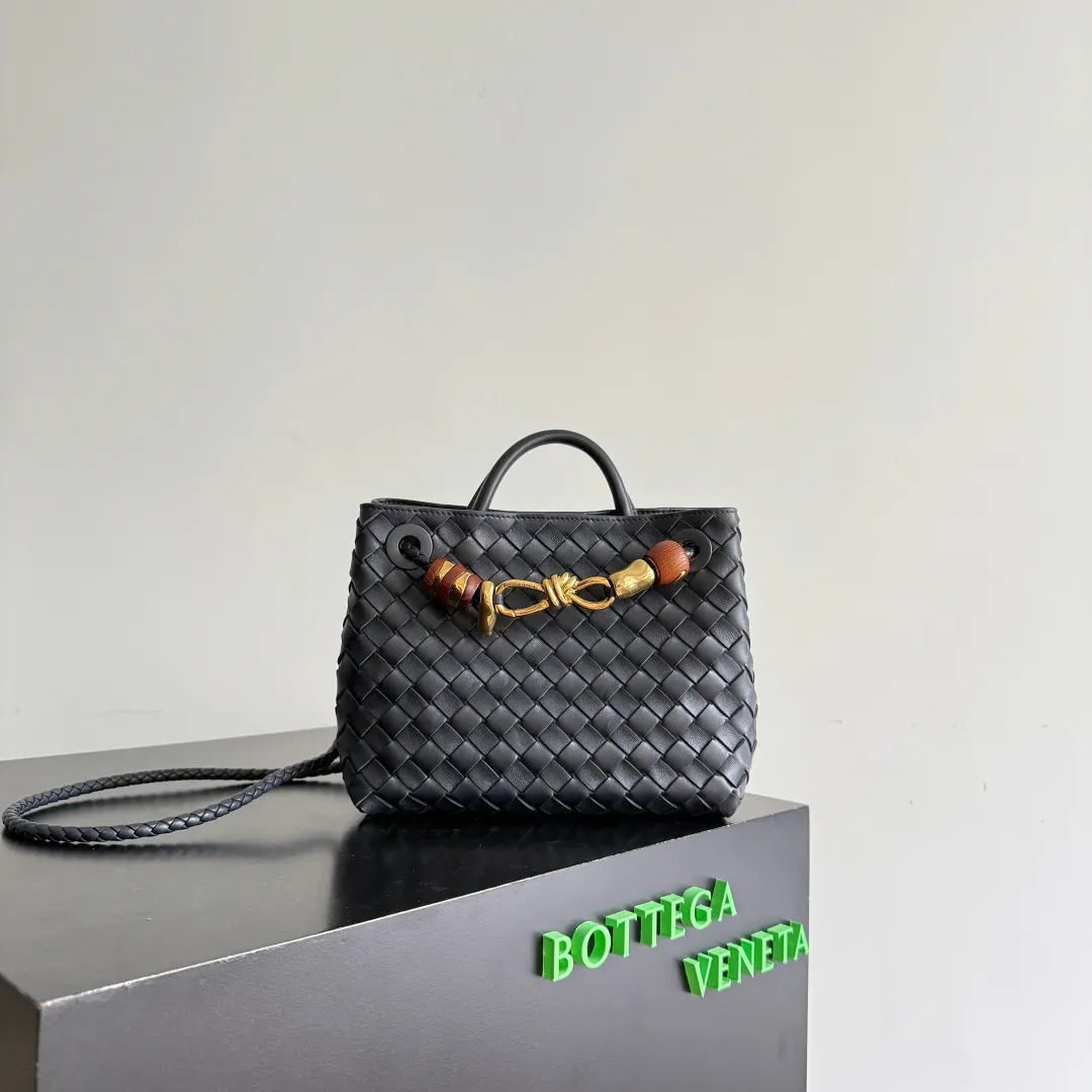 The new Andiamo batch of 3060 BV is shipped‼ ️The classic intercciato weaving process is used to create a soft bag, the metal knot is made of micro-cast aluminum using jewelry technology🪢, and the decorative beads are made of metal and hand-polished oak, allowing you to jump repeatedly between elegance and fun💃, making it unpredictable. Classic and versatile, it shows off your temperament, and the bag has a large capacity, making it very convenient for daily commuting! It has a variety of carrying methods, the shoulder straps can be adjusted by yourself, the original lambskin feels soft and delicate, and the unisex style breaks gender boundaries and brings a more practical and long-lasting use experience. The Andiamo, which has both elegant and casual styles, perfectly interprets the "fashionable old money style". Style number: 743568+wood hardware Color: space blue gold buckle Size: 25*22*10.5cm